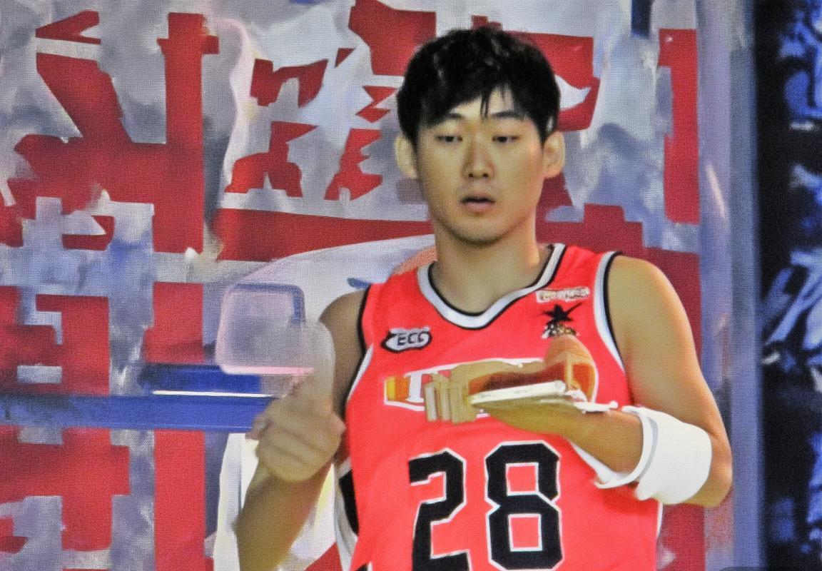 杨瀚森三分命中率不佳仍获信任：防守端选位、篮板拼抢与高位策应成关键